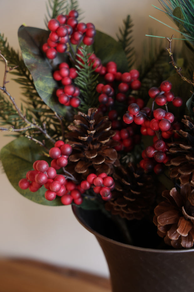 16" CEDAR & MAGNOLIA LEAF W/ RED BERRY PICK