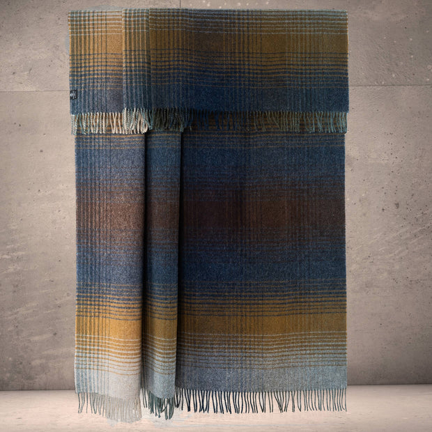 Highland Tweeds Shetland Lambswool Ombre Throw (Blue)