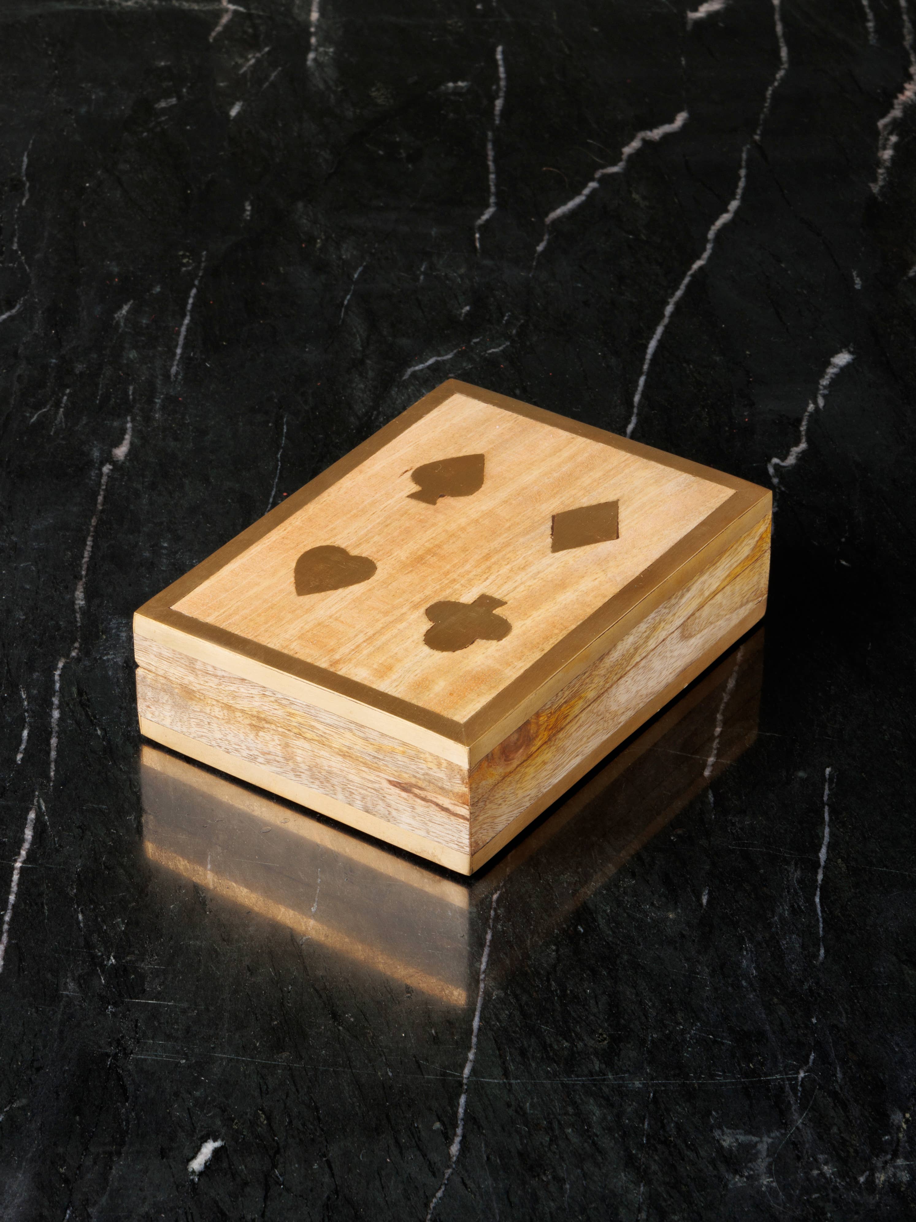 Box with brass details 2 decks of cards